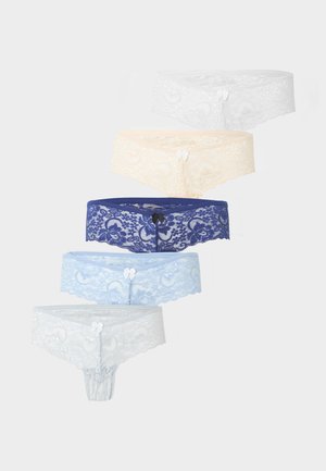 Cinque biancheria intima in pizzo nei colori bianco, beige, blu scuro, azzurro e grigio, ognuna con un piccolo dettaglio a fiocco nella parte anteriore centrale.