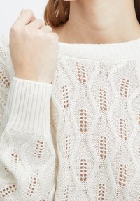 ICHI Stickad tröja - off-white