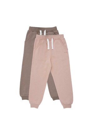 Zwei Paare Kinder-Joggerhosen in Beige und Braun, mit elastischen Taillenbündchen und weißen Kordeln, flach auf einem weißen Hintergrund ausgebreitet.