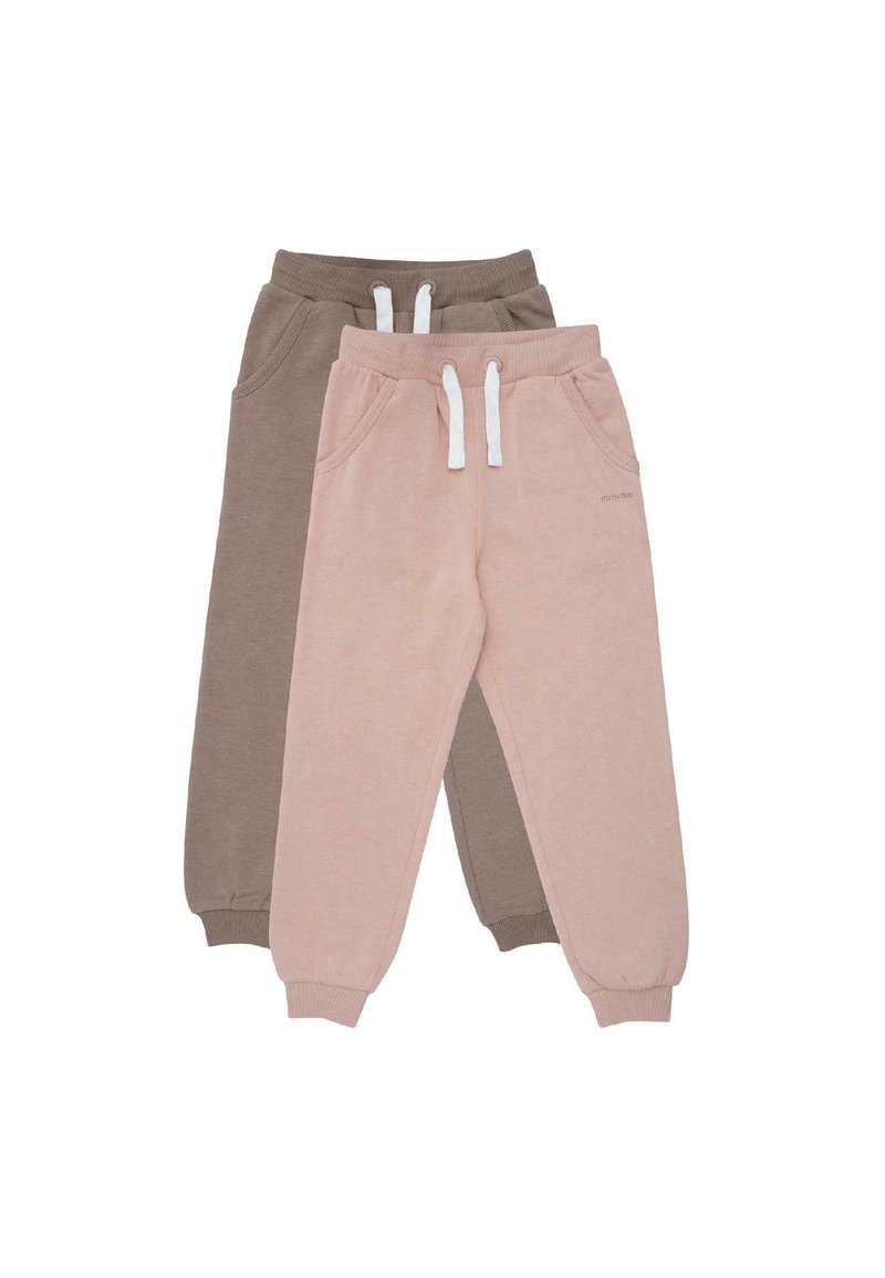 Kaksi paria lasten verkkareita beige ja ruskea, joustavilla vyötäröillä ja valkoisilla nyöreillä, aseteltu litteäksi valkoista taustaa vasten.