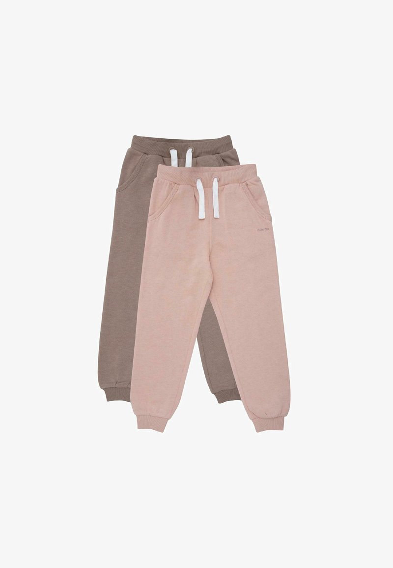 To sæt børne joggingbukser i beige og brun, med elastisk talje og hvide snører, liggende fladt mod en hvid baggrund.