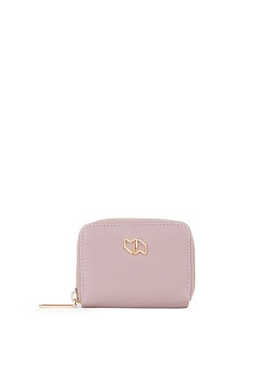 Portafoglio rosa chiaro con texture e chiusura con zip, dotato di un logo dorato sul fronte e un profilo sottile per un facile trasporto.