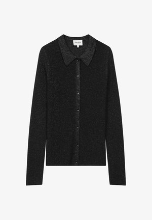 Cárdigan negro con una textura brillante, con un cuello con solapa, cierre de botones y mangas largas. Diseño simple y clásico.