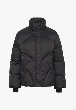 Juodas pūkinis švarkas su aukšta apykakle, siuvinėtu dizainu su įstrižomis siūlėmis, dviem priekiniais kišenėmis ir elastingomis rankovėmis.