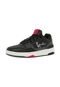 Čierne a tmavogré sneaker s textúrovaným koženým zvrškom, ružovými akcentmi, bielou medzipodrážkou a čiernymi šnúrkami. Obsahuje podpisové logo na boku a jazyku.