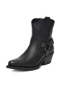 Czarne skórzane kowbojki z wąskim noskiem, wysokości kostki, z paskiem i akcentami klamry oraz masywnym obcasem. Gładka tekstura z subtelnym przeszyciem.