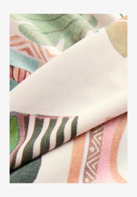 Vybrané, pink scenic print