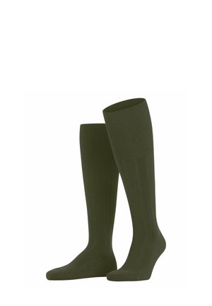Calze alte fino al ginocchio di colore verde oliva con texture a costine, esposte in piedi affiancate su uno sfondo bianco semplice.