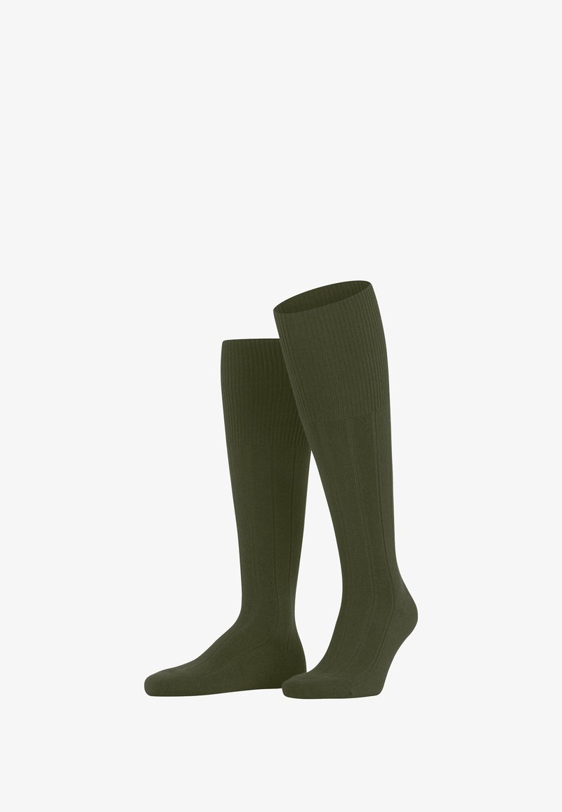 Calze alte fino al ginocchio di colore verde oliva con texture a costine, esposte in piedi affiancate su uno sfondo bianco semplice.