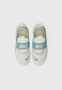 Nike-Sneaker in einer Creme- und Minzfarbenschema, mit einem grünen elastischen Band, Netzstruktur, abgerundeter Spitze und markanten Logoakzenten.