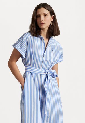 Gestreiftes Hemdkleid in Blau und Weiß mit kurzen Ärmeln, Knopfverschluss vorne, kragen und einem gebundenen Taillengürtel. Der Stoff wirkt glatt und leicht.