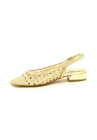 Scarpa slingback in oro intrecciato con punta affusolata, tacco basso a blocco e finitura testurizzata. Presenta una cintura regolabile con accenti metallici.