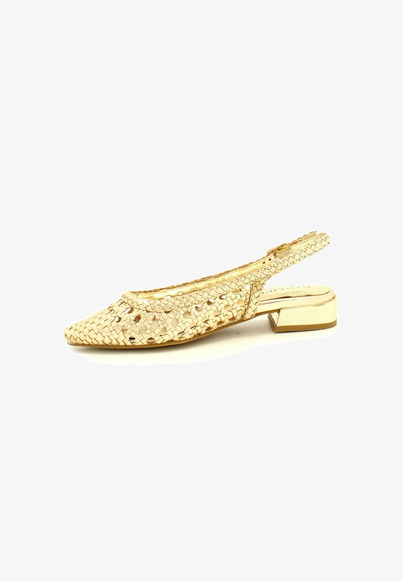 Geweven gouden slingback schoen met een spitse neus, lage blokhak en gestructureerde afwerking. Voorzien van een verstelbare band met metalen accenten.