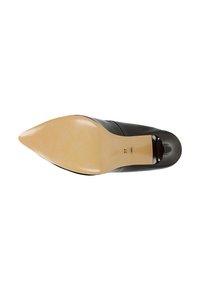 Chaussure à talon haut en cuir noir avec un bout pointu et un dessus lisse. Semelle extérieure beige avec une texture subtile, marquée de la taille 37.