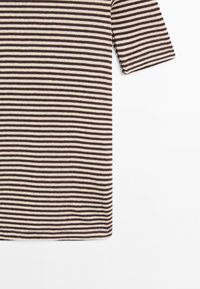 Hnědý a bílý vodorovný pruhovaný krátký rukáv na bílém pozadí, zobrazující pravý rukáv a horní část trupu.