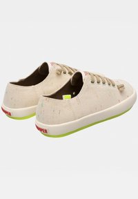 Světle béžové plátěné tenisky s barevnými skvrnami, bílou podrážkou a limetkovými akcenty. Klasický tkaničkový design s vyztuženými očky.