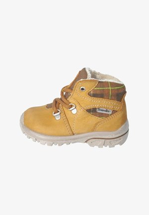 Botín de cuero amarillo hasta el tobillo con acentos de cuadro marrón, forro de pelo sintético blanco, cordones marrones y una suela de goma texturizada.