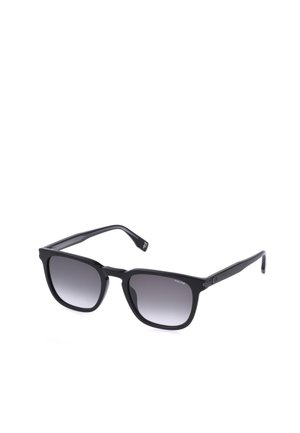 Lunettes de soleil à monture carrée noire avec verres foncés dégradés et branches fines, légèrement inclinées vers la droite sur fond blanc.