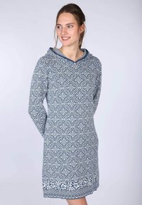 Kapuzenkleid in Blau mit komplexen weißen Blumenmustern, langen Ärmeln, einem V-Ausschnitt und einem leicht ausgestellt geschnittenen Saum.