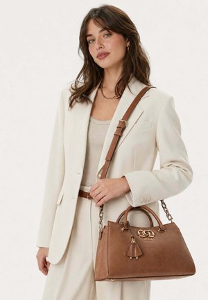 Guess, GUESS SAC BANDOULIÈRE ANADELA 3 COMP SATCH COGNAC - Sac à main - cognac cog
