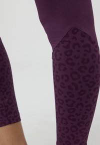 Terranova CON DETTAGLI MACULATI LUCCICANTI - Leggings - viola scuro