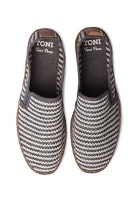 Espadrillas a righe in grigio e crema, realizzate in tessuto con una morbida texture, dotate di un dettaglio in pelle marrone sul tallone e design slip-on.