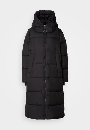 Manteau noir matelassé avec un col haut, fermeture éclair sur le devant, grandes poches et capuche. Texture lisse avec un motif matelassé sur l'ensemble.