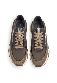 Ruskeat urheilukengät, joissa on teksturoitu verkko- ja mokkanahka-yläosa, kontrastina vaaleammat yksityiskohdat, paksu beigenvärinen pohja ja ruskeat nauhat.