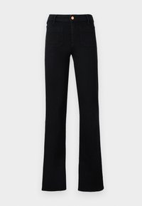 Jeans noirs taille haute à jambes droites avec poches plaquées à l'avant et un bouton en cuivre visible à la ceinture sur fond blanc.