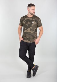 Alpha Industries SMALL LOGO - Pamata T-krekls - olive camo