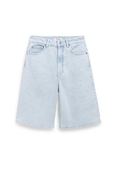 Vaaleansiniset denim-shortsit rennolla mitoituksella, joissa on vyötärö, jossa on vyölenkit, etutaskut ja suora helma.