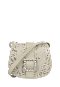 Bolso de hombro cruzado de cuero beige con diseño perforado, correa suave y hebilla rectangular decorada con strass.