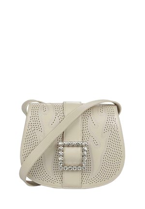 Bolso de hombro cruzado de cuero beige con diseño perforado, correa suave y hebilla rectangular decorada con strass.