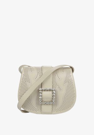 Bolso de hombro cruzado de cuero beige con diseño perforado, correa suave y hebilla rectangular decorada con strass.