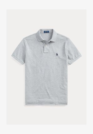 Šedé polo tričko vyrobené z měkké bavlny. Má klasický límec, tříknoflíkovou légu a malé námořnické logo na levé straně hrudi.