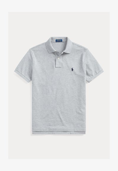 Siva polo majica od mekog pamuka. Ima klasičan ovratnik, placket sa tri dugmeta i mali mornarski logo na lijevoj strani prsnog dijela.