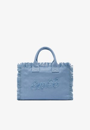 Borsa tote in tessuto azzurro chiaro con rifinitura frangiata e ricamo del logo "Sun68" in rilievo sulla parte anteriore, dotata di due manici corti.