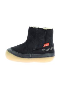 Botas de tobillo de ante negro con un forro suave, suela de goma en contraste y detalles de costura lateral. Presenta un logo rojo en el lateral exterior.