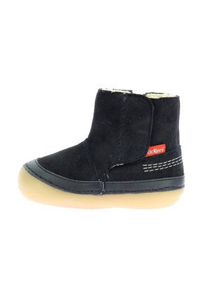 Bottes en suède noir à hauteur de cheville avec une doublure douce, une semelle en caoutchouc contrastante et des détails de couture sur le côté. Présente un logo rouge sur le côté extérieur.