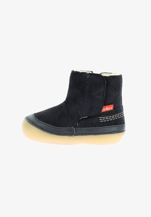 Botas de tobillo de ante negro con un forro suave, suela de goma en contraste y detalles de costura lateral. Presenta un logo rojo en el lateral exterior.