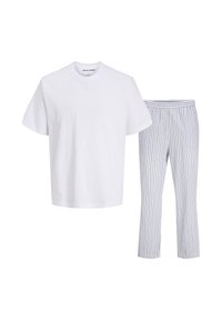 Weißes Baumwoll-T-Shirt mit kurzen Ärmeln neben gestreiften Hosen in Hellblau und Weiß, mit einem elastischen Bund und schmal zulaufenden Beinen.