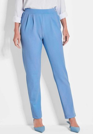 Lichtblauwe broek met een gladde textuur en geplooide voorkant, heeft een aansluitende taille en taps toelopende benen, gecombineerd met bijpassende blauwe schoenen.