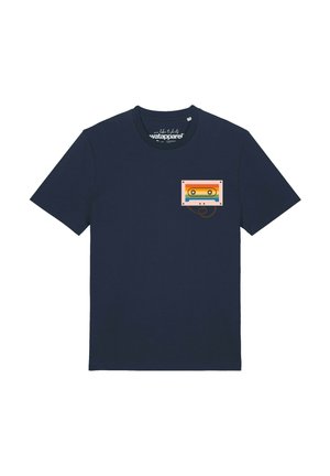 Marineblaues T-Shirt mit kleinem mehrfarbigem Vintage-Kassettenmotiv auf der linken Brust.
