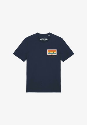 Marineblaues T-Shirt mit kleinem mehrfarbigem Vintage-Kassettenmotiv auf der linken Brust.
