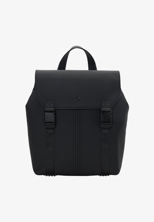 Zwarte rugzak met een gestructureerd ontwerp, voorzien van een klepsluiting, twee verstelbare bandjes en een getextureerde afwerking. Minimalistische hardware accenten.