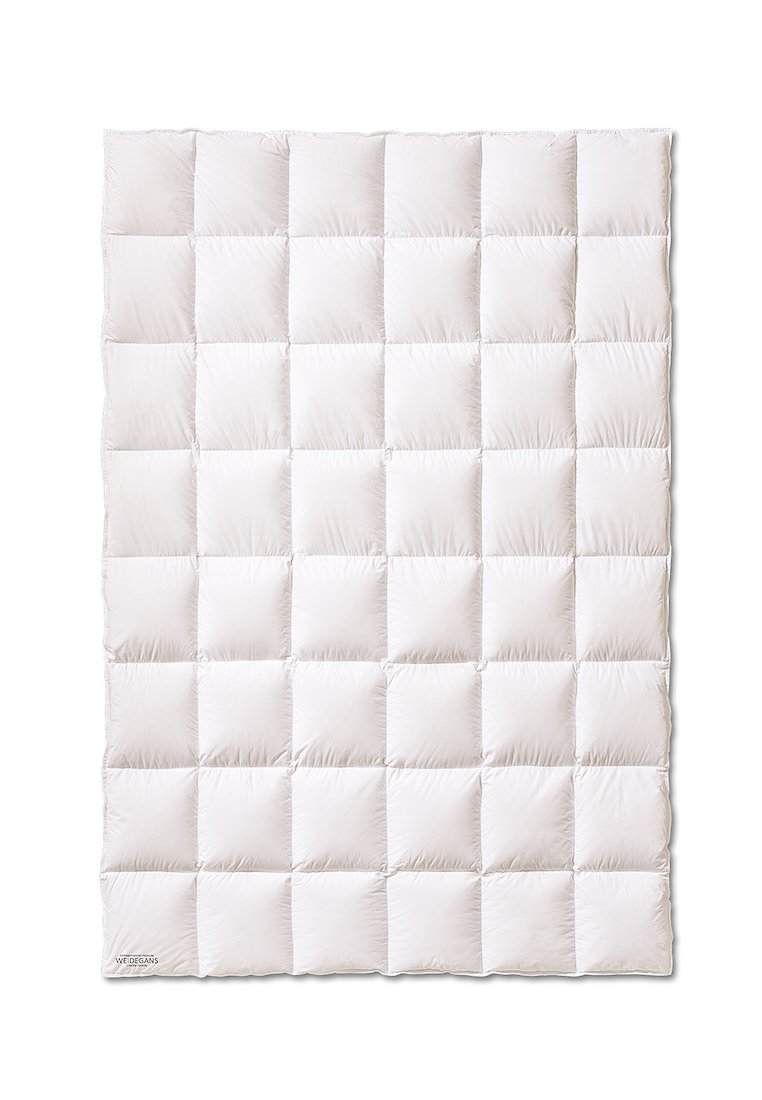 Vit quiltad täcke med ett rutmönster, med mjukt fyllning och en slät textur. Varje ruta är jämnt sydd för en ren finish.
