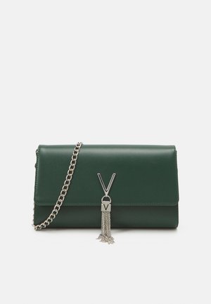 Donkergroene leren clutch met zilveren kettingriem, versierd met een zilveren V-vormige gesp en franjes van kettinkjes op de voorsluiting.