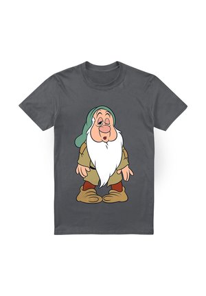 Graues T-Shirt mit einer illustrierten Figur, die einen weißen Bart, einen grünen Hut, braune Stiefel und beigefarbene Kleidung trägt. Einfaches Cartoon-Design.