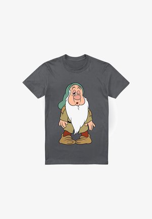 Graues T-Shirt mit einer illustrierten Figur, die einen weißen Bart, einen grünen Hut, braune Stiefel und beigefarbene Kleidung trägt. Einfaches Cartoon-Design.