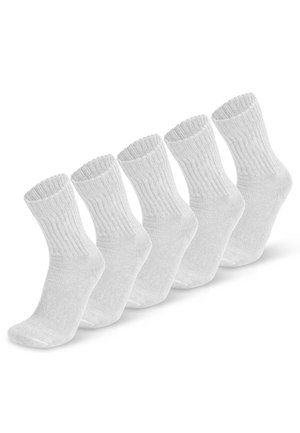 Fünf Paare von weißen Baumwollsocken mit gerippter Textur und elastischem Bund, in einer Reihe angeordnet, die ein glattes Finish und subtile Stichdetails zeigen.